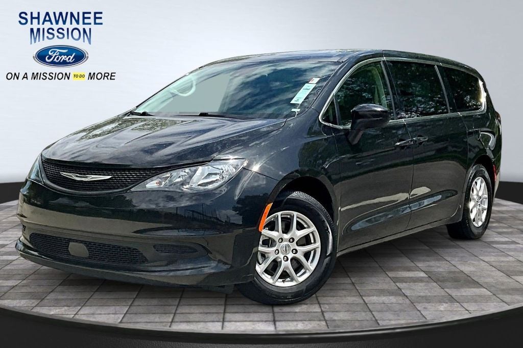 2023 Chrysler Voyager LX's photo