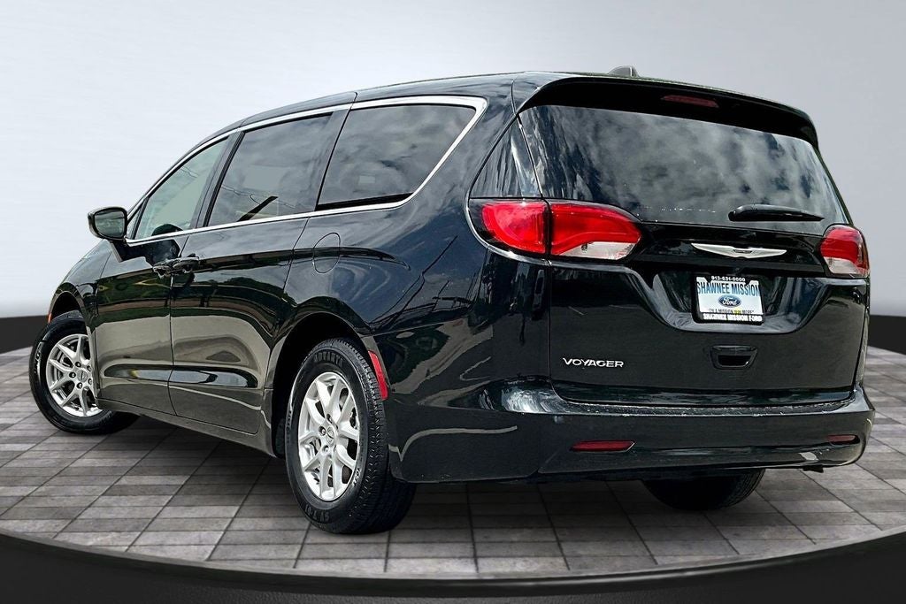 2023 Chrysler Voyager LX