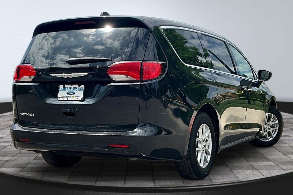 2023 Chrysler Voyager LX