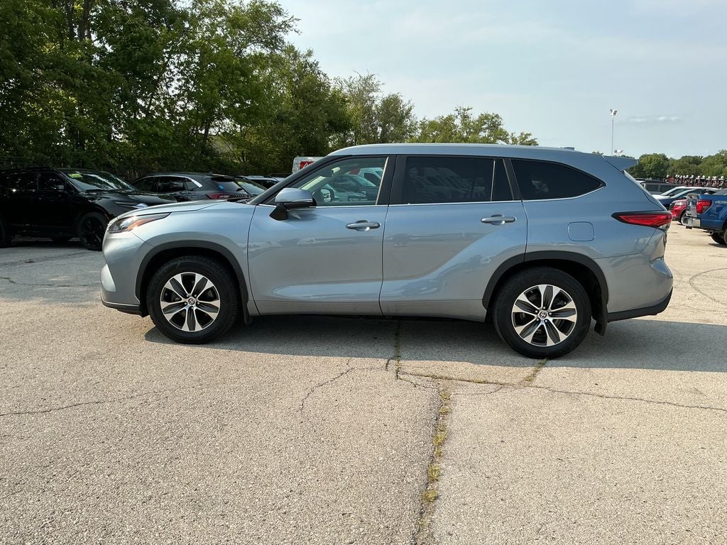 Used 2023 Toyota Highlander XLE with VIN 5TDKDRAH3PS028341 for sale in Kansas City